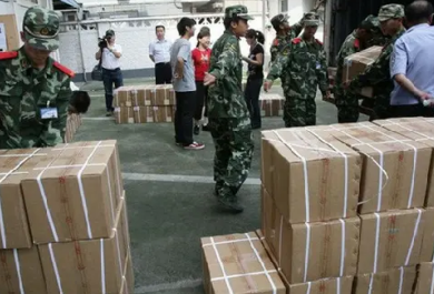 成捆高考试卷太重，印刷厂职工使用手动液压秋葵视频在线观看更省力