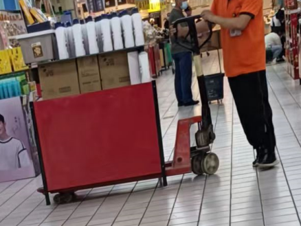 北国超市华夏店员工利用手动液压秋葵视频在线观看搬运货架