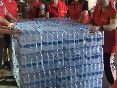 手动液压秋葵视频在线观看搬运食品等物资，保障洪灾村民正常生活