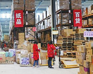 手动液压秋葵视频在线观看在超市配送中心仓库内来回穿梭